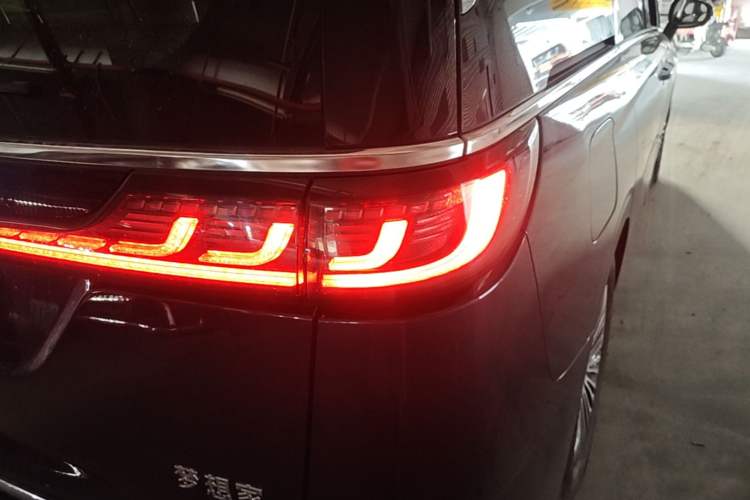 Used VOYAH Dream 2025 PHEV Four-Wheel-Drive Flagship Kunpeng Edition Right Rear Taillight