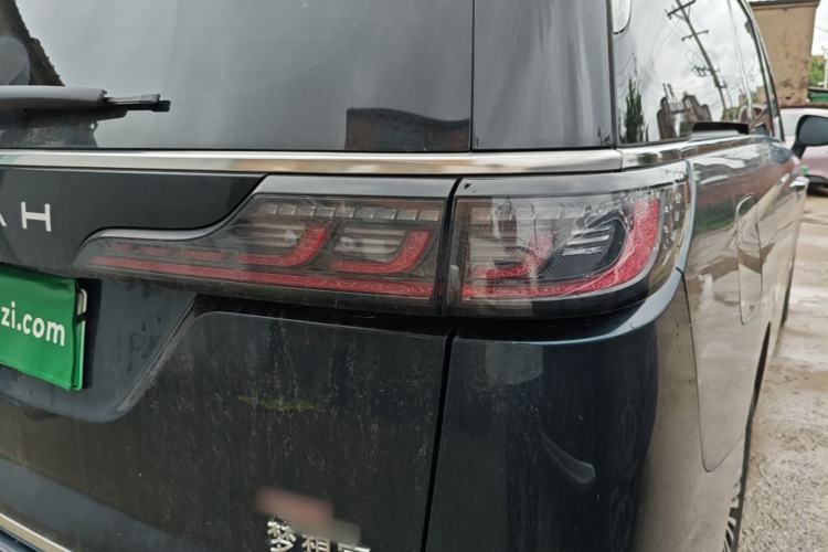 Used VOYAH Dream 2025 PHEV Four-Wheel Drive Prestige Kunpeng Edition Right Rear Taillight