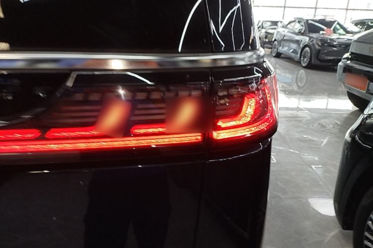 Used VOYAH Dream 2025 PHEV Four-Wheel-Drive Flagship Kunpeng Edition Right Rear Taillight