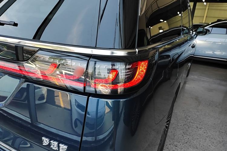 Used VOYAH Dream 2025 PHEV Four-Wheel-Drive Flagship Kunpeng Edition Right Rear Taillight