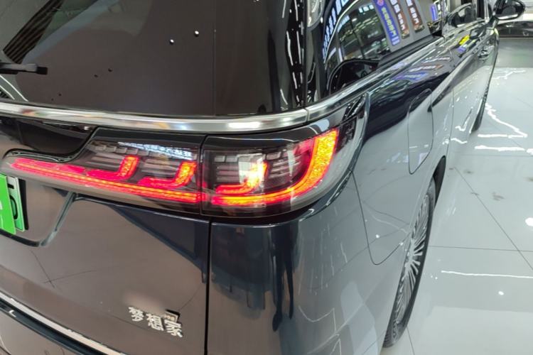 Used VOYAH Dream 2025 PHEV Four-Wheel-Drive Flagship Kunpeng Edition Right Rear Taillight
