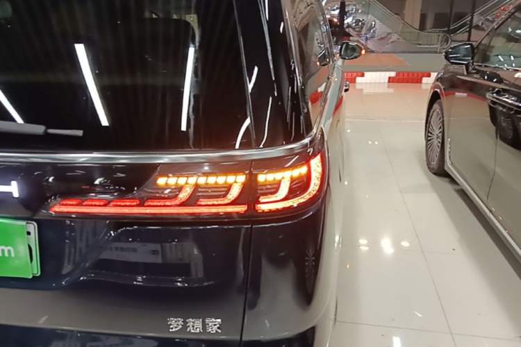 Used VOYAH Dream 2025 PHEV Four-Wheel-Drive Flagship Version – Qiankun Edition Right Rear Taillight
