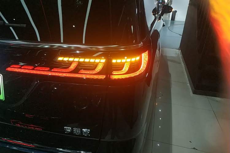 Used VOYAH Dream 2025 PHEV Four-Wheel-Drive Flagship Kunpeng Edition Right Rear Taillight