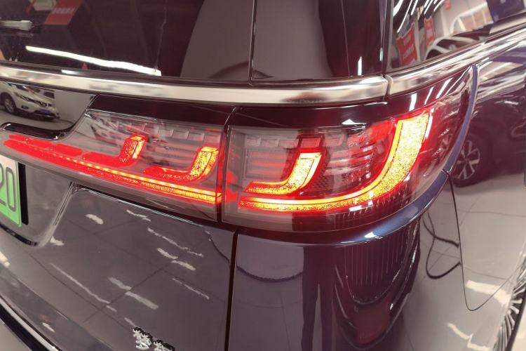Used VOYAH Dream 2025 PHEV Four-Wheel Drive Prestige Kunpeng Edition Right Rear Taillight