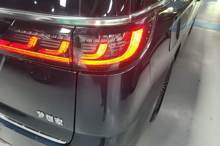 Used VOYAH Dream 2025 PHEV Four-Wheel-Drive Flagship Kunpeng Edition Right Rear Taillight