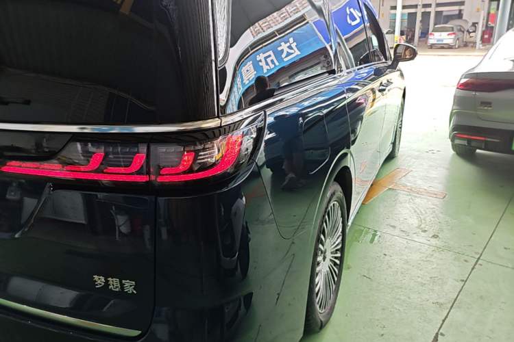 Used VOYAH Dream 2025 PHEV Four-Wheel Drive Prestige Kunpeng Edition Right Rear Taillight