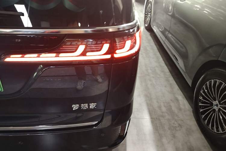 Used VOYAH Dream 2025 PHEV Four-Wheel-Drive Flagship Kunpeng Edition Right Rear Taillight