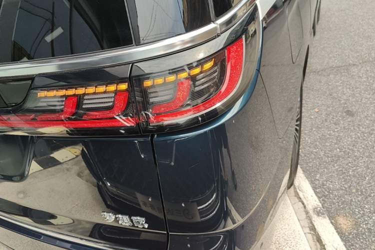 Used VOYAH Dream 2025 PHEV Four-Wheel-Drive Flagship Version – Qiankun Edition Right Rear Taillight