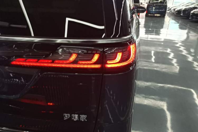 Used VOYAH Dream 2025 PHEV Four-Wheel-Drive Flagship Version – Qiankun Edition Right Rear Taillight
