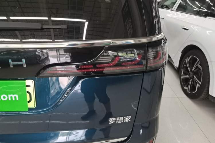 Used VOYAH Dream 2025 PHEV Four-Wheel-Drive Flagship Kunpeng Edition Right Rear Taillight