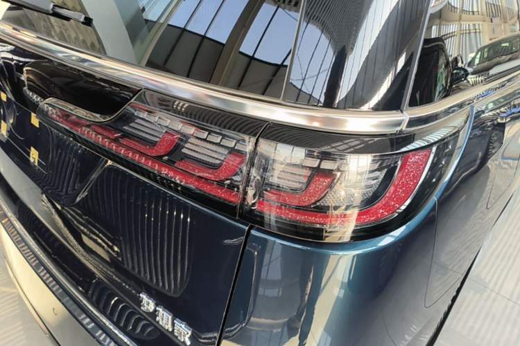 Used VOYAH Dream 2025 PHEV Four-Wheel-Drive Flagship Kunpeng Edition Right Rear Taillight