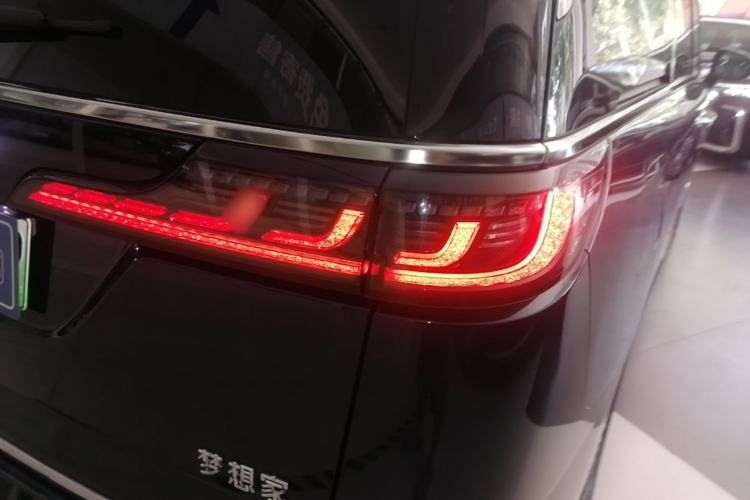 Used VOYAH Dream 2025 PHEV Four-Wheel-Drive Flagship Kunpeng Edition Right Rear Taillight