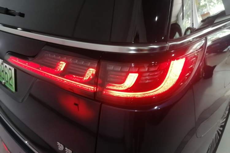 Used VOYAH Dream 2025 PHEV Four-Wheel-Drive Flagship Kunpeng Edition Right Rear Taillight