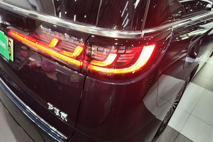 Used VOYAH Dream 2025 PHEV Four-Wheel Drive Prestige Qiankun Edition Right Rear Taillight