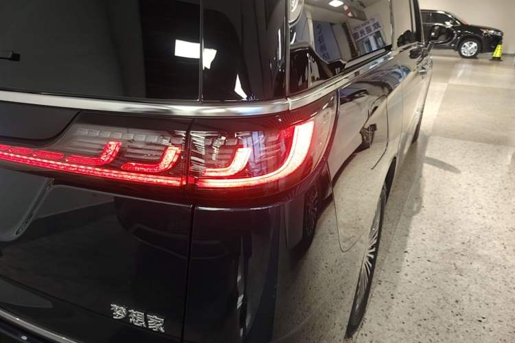 Used VOYAH Dream 2025 PHEV Four-Wheel Drive Prestige Kunpeng Edition Right Rear Taillight