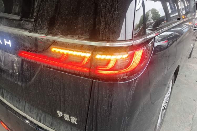 Used VOYAH Dream 2025 PHEV Four-Wheel-Drive Flagship Kunpeng Edition Right Rear Taillight