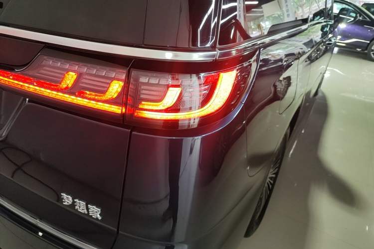 Used VOYAH Dream 2025 PHEV Four-Wheel Drive Prestige Kunpeng Edition Right Rear Taillight