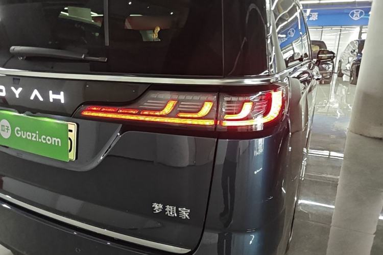 Used VOYAH Dream 2025 PHEV Four-Wheel Drive Prestige Qiankun Edition Right Rear Taillight
