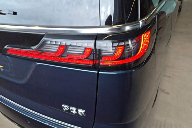 Used VOYAH Dream 2025 PHEV Four-Wheel Drive Prestige Kunpeng Edition Right Rear Taillight