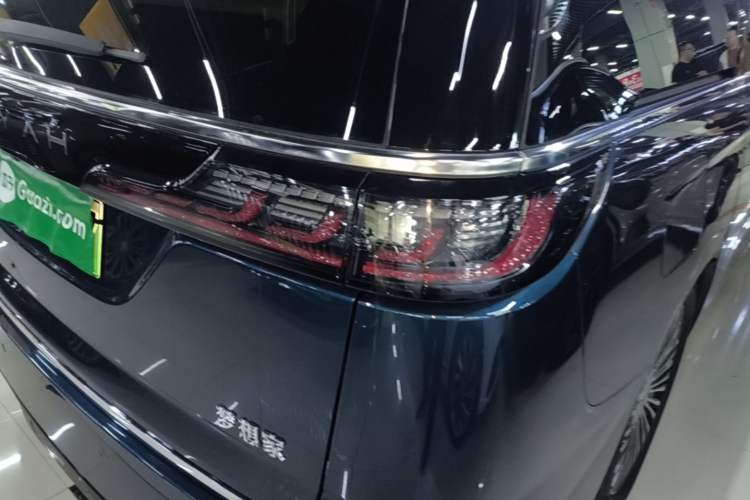Used VOYAH Dream 2025 PHEV Four-Wheel-Drive Flagship Kunpeng Edition Right Rear Taillight