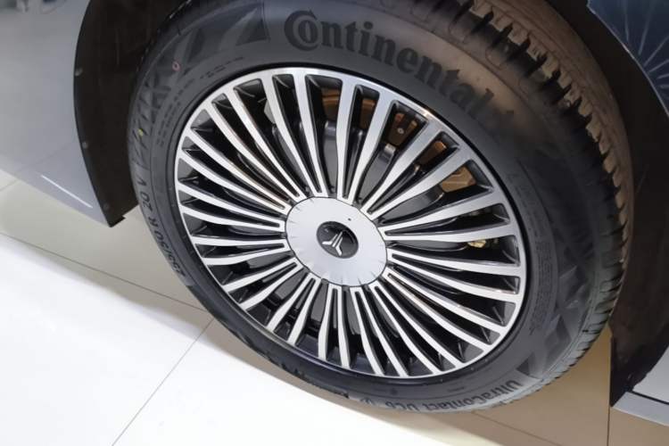 Used VOYAH Dream 2025 PHEV Four-Wheel Drive Excellence Kunpeng Edition Right Rear Wheel Hub