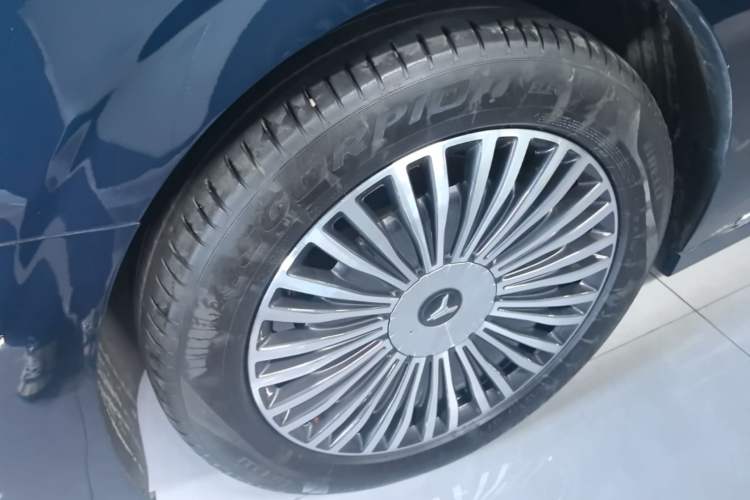 Used VOYAH Dream 2025 PHEV Four-Wheel-Drive Flagship Kunpeng Edition Right Rear Wheel Hub