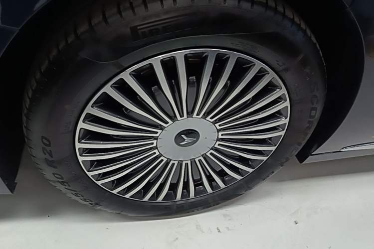 Used VOYAH Dream 2025 PHEV Four-Wheel-Drive Flagship Kunpeng Edition Right Rear Wheel Hub