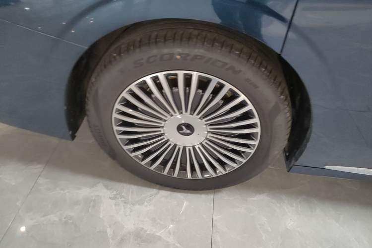 Used VOYAH Dream 2025 PHEV Four-Wheel-Drive Flagship Kunpeng Edition Right Rear Wheel Hub