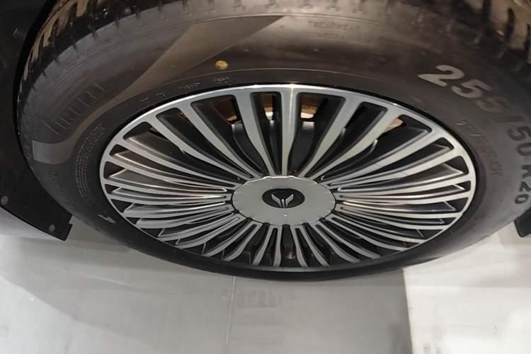 Used VOYAH Dream 2025 PHEV Four-Wheel-Drive Flagship Version – Qiankun Edition Right Rear Wheel Hub