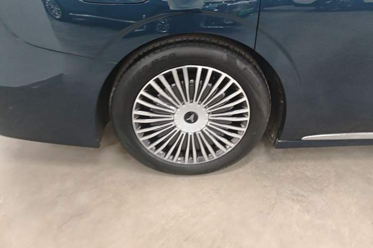 Used VOYAH Dream 2025 PHEV Four-Wheel-Drive Flagship Version – Qiankun Edition Right Rear Wheel Hub