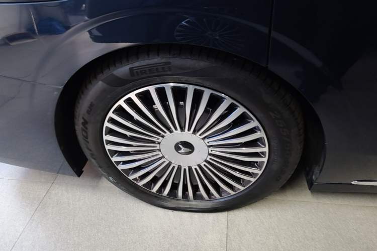 Used VOYAH Dream 2025 PHEV Four-Wheel-Drive Flagship Kunpeng Edition Right Rear Wheel Hub