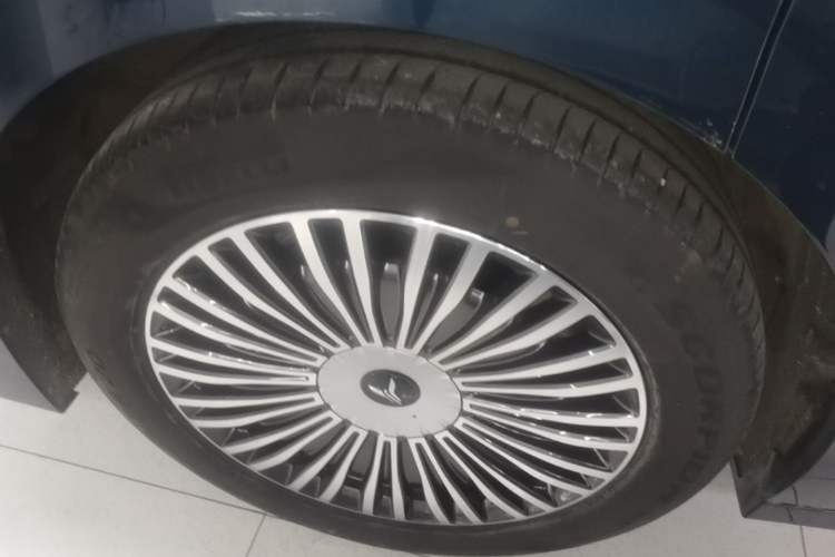 Used VOYAH Dream 2025 PHEV Four-Wheel-Drive Flagship Kunpeng Edition Right Rear Wheel Hub