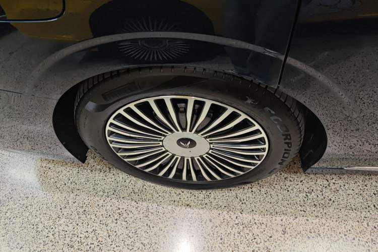 Used VOYAH Dream 2025 PHEV Four-Wheel-Drive Flagship Kunpeng Edition Right Rear Wheel Hub
