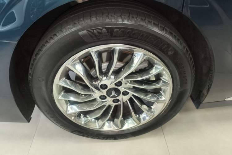 Used VOYAH Dream 2025 PHEV Four-Wheel-Drive Flagship Version – Qiankun Edition Right Rear Wheel Hub