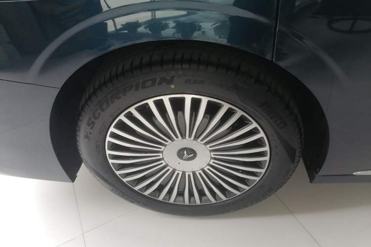 Used VOYAH Dream 2025 PHEV Four-Wheel-Drive Flagship Version – Qiankun Edition Right Rear Wheel Hub