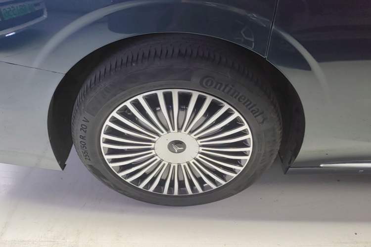 Used VOYAH Dream 2025 PHEV Four-Wheel Drive Prestige Kunpeng Edition Right Rear Wheel Hub