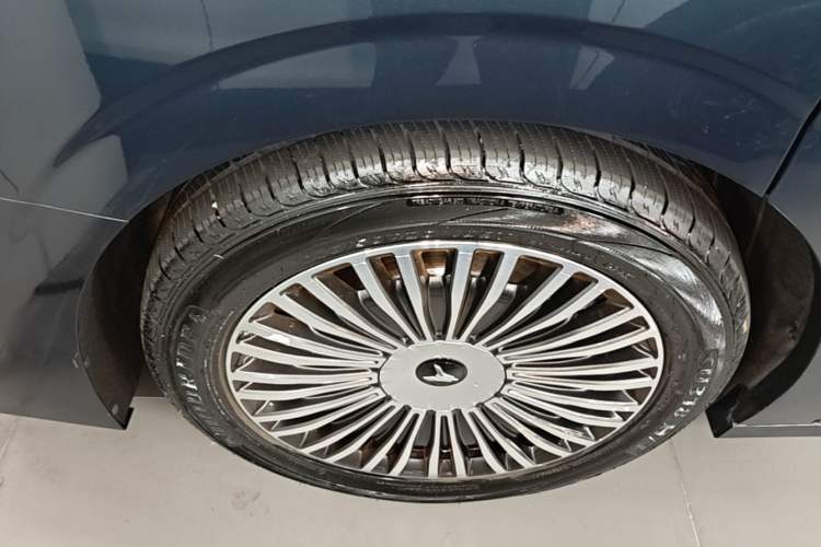 Used VOYAH Dream 2025 PHEV Four-Wheel-Drive Flagship Kunpeng Edition Right Rear Wheel Hub