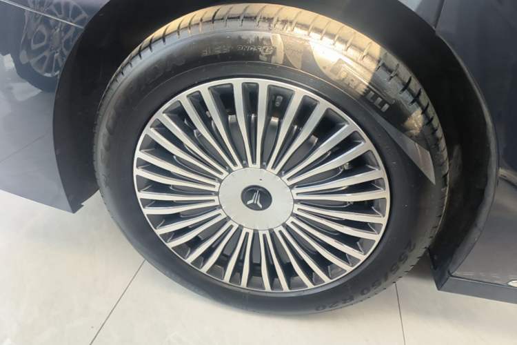 Used VOYAH Dream 2025 PHEV Four-Wheel-Drive Flagship Kunpeng Edition Right Rear Wheel Hub