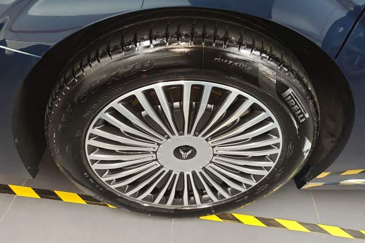 Used VOYAH Dream 2025 PHEV Four-Wheel-Drive Flagship Kunpeng Edition Right Rear Wheel Hub