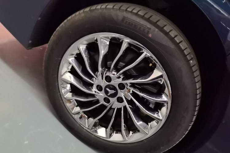 Used VOYAH Dream 2025 EV Four-Wheel-Drive Flagship Qiankun Version Right Rear Wheel Hub