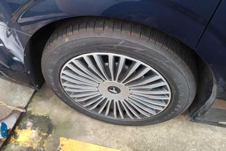 Used VOYAH Dream 2025 PHEV Four-Wheel-Drive Flagship Kunpeng Edition Right Rear Wheel Hub