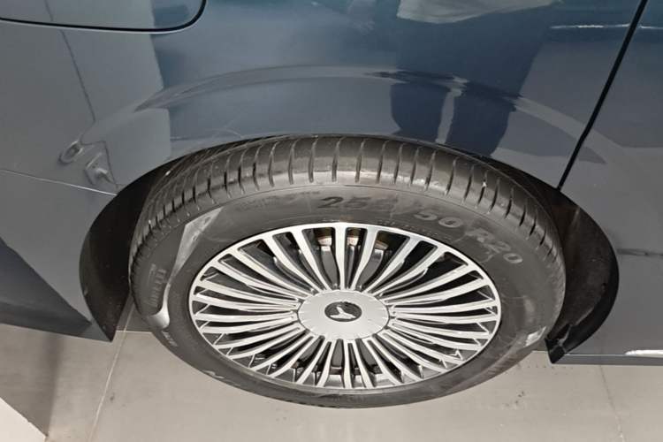 Used VOYAH Dream 2025 PHEV Four-Wheel Drive Prestige Kunpeng Edition Right Rear Wheel Hub