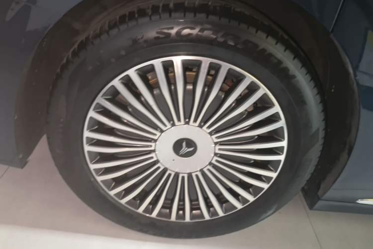 Used VOYAH Dream 2025 PHEV Four-Wheel-Drive Flagship Kunpeng Edition Right Rear Wheel Hub