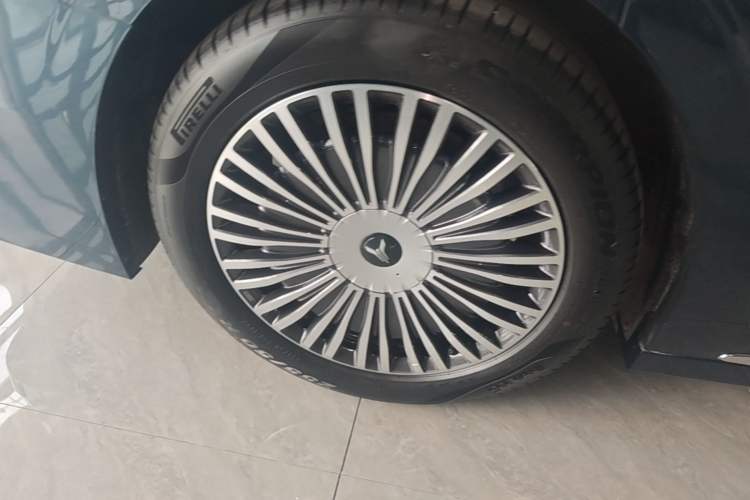Used VOYAH Dream 2025 PHEV Four-Wheel-Drive Flagship Kunpeng Edition Right Rear Wheel Hub