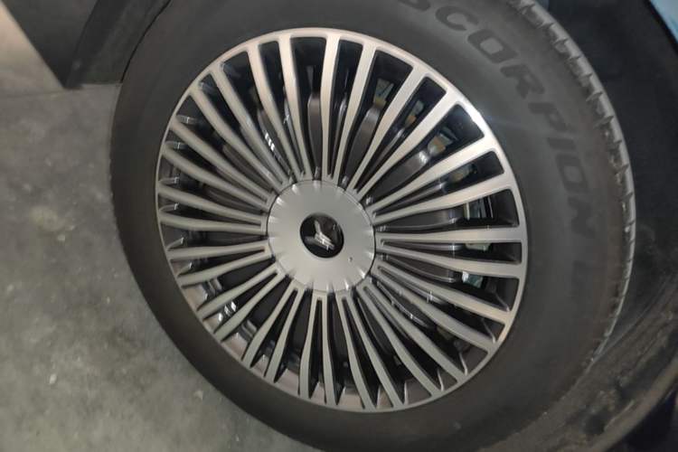 Used VOYAH Dream 2025 PHEV Four-Wheel-Drive Flagship Kunpeng Edition Right Rear Wheel Hub