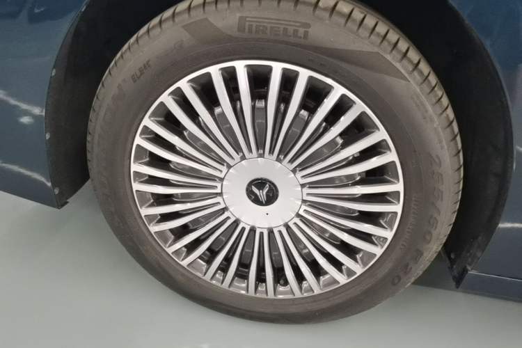 Used VOYAH Dream 2025 PHEV Four-Wheel Drive Prestige Qiankun Edition Right Rear Wheel Hub