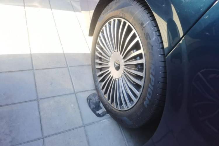 Used VOYAH Dream 2025 PHEV Four-Wheel-Drive Flagship Kunpeng Edition Right Rear Wheel Hub