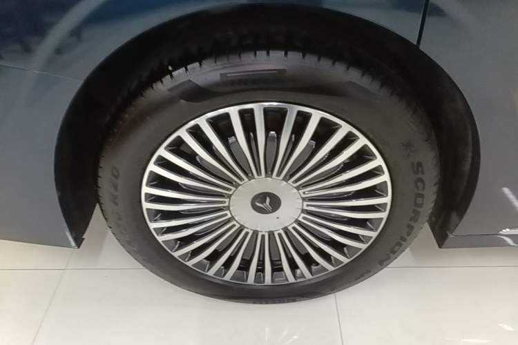Used VOYAH Dream 2025 PHEV Four-Wheel Drive Prestige Qiankun Edition Right Rear Wheel Hub