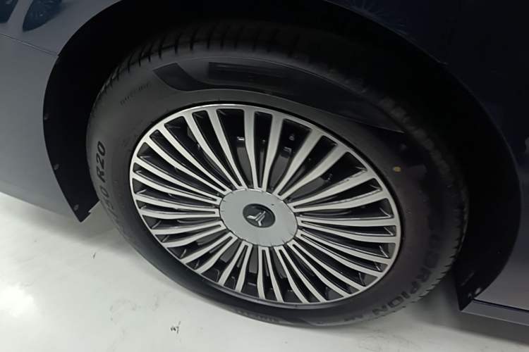 Used VOYAH Dream 2025 PHEV Four-Wheel-Drive Flagship Kunpeng Edition Right Rear Wheel Hub