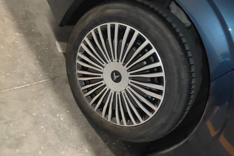 Used VOYAH Dream 2025 PHEV Four-Wheel-Drive Flagship Kunpeng Edition Right Rear Wheel Hub